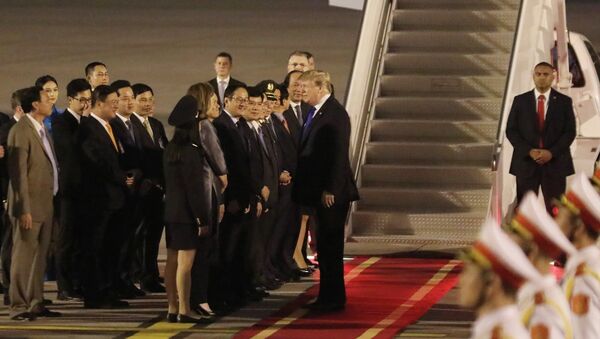Các quan chức hai nước đón Tổng thống Mỹ Donald Trump tại sân bay quốc tế Nội Bài. - Sputnik Việt Nam