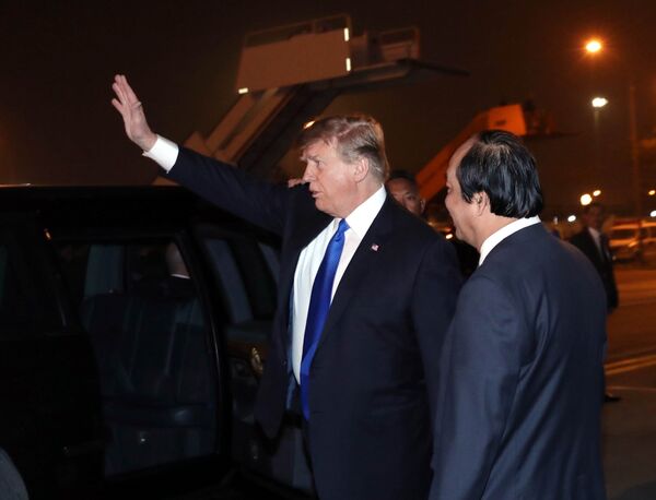 Tổng thống Mỹ Donald Trump vẫy chào các đại biểu và người dân Hà Nội ra đón tại sân bay quốc tế Nội Bài trước khi lên chiếc xe The Beast di chuyển về khách sạn Marriott JW (ảnh chụp lúc 21 giờ 7 phút). Tổng thống Mỹ Donald Trump vẫy chào các đại biểu và người dân Hà Nội ra đón tại sân bay quốc tế Nội Bài trước khi lên chiếc xe The Beast di chuyển về khách sạn Marriott JW (ảnh chụp lúc 21 giờ 7 phút). - Sputnik Việt Nam