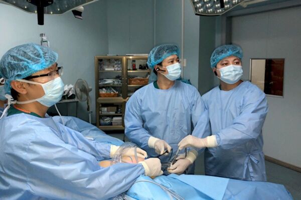 BS Hiệp cùng ekip thực hiện phẫu thuật cho bệnh nhân BS Hiệp cùng ekip thực hiện phẫu thuật cho bệnh nhân - Sputnik Việt Nam