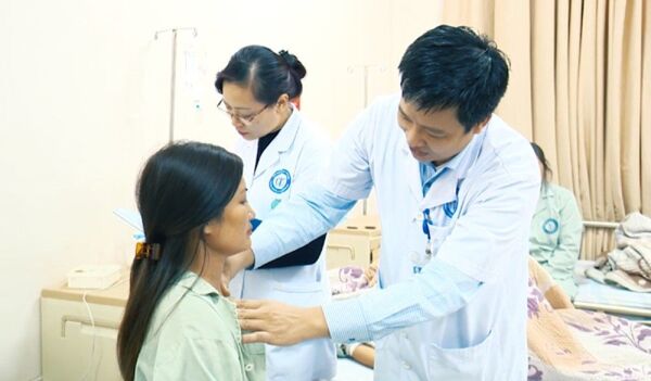 BS Hiệp thăm khám lại cho bệnh nhân BS Hiệp thăm khám lại cho bệnh nhân - Sputnik Việt Nam