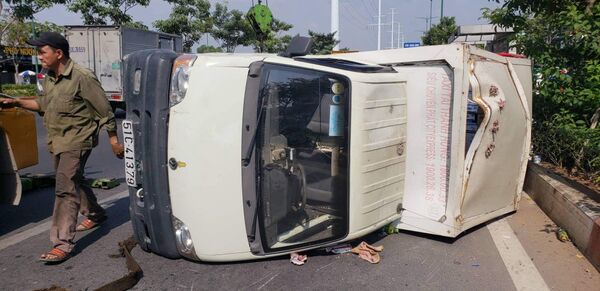 Xe tải lật nhào xuống đại lộ Phạm Văn Đồng. Xe tải lật nhào xuống đại lộ Phạm Văn Đồng. - Sputnik Việt Nam