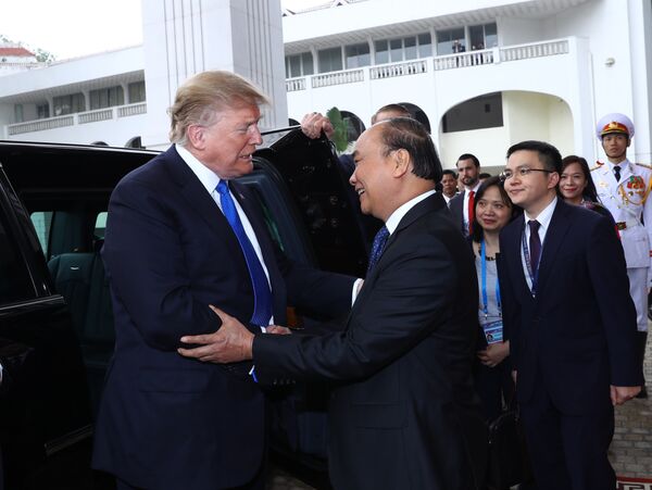 Sáng 27/2/2019, tại Trụ sở Chính phủ, Thủ tướng Nguyễn Xuân Phúc hội kiến Tổng thống Mỹ Donald Trump nhân dịp sang Việt Nam dự Hội nghị thượng đỉnh Mỹ - Triều Tiên lần thứ hai, được tổ chức trong 2 ngày 27-28/2/2019 tại Thủ đô Hà Nội. Sáng 27/2/2019, tại Trụ sở Chính phủ, Thủ tướng Nguyễn Xuân Phúc hội kiến Tổng thống Mỹ Donald Trump nhân dịp sang Việt Nam dự Hội nghị thượng đỉnh Mỹ - Triều Tiên lần thứ hai, được tổ chức trong 2 ngày 27-28/2/2019 tại Thủ đô Hà Nội. - Sputnik Việt Nam