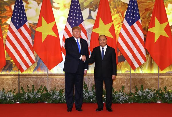 Sáng 27/2/2019, tại Trụ sở Chính phủ, Thủ tướng Nguyễn Xuân Phúc hội kiến Tổng thống Mỹ Donald Trump nhân dịp sang Việt Nam dự Hội nghị thượng đỉnh Mỹ - Triều Tiên lần thứ hai, được tổ chức trong 2 ngày 27-28/2/2019 tại Thủ đô Hà Nội. Sáng 27/2/2019, tại Trụ sở Chính phủ, Thủ tướng Nguyễn Xuân Phúc hội kiến Tổng thống Mỹ Donald Trump nhân dịp sang Việt Nam dự Hội nghị thượng đỉnh Mỹ - Triều Tiên lần thứ hai, được tổ chức trong 2 ngày 27-28/2/2019 tại Thủ đô Hà Nội. - Sputnik Việt Nam