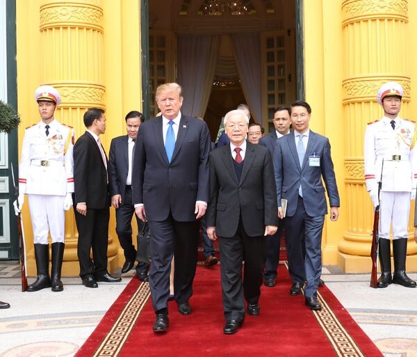 Tổng Bí thư, Chủ tịch nước Nguyễn Phú Trọng tiễn Tổng thống Mỹ Donald Trump. Tổng Bí thư, Chủ tịch nước Nguyễn Phú Trọng tiễn Tổng thống Mỹ Donald Trump. - Sputnik Việt Nam