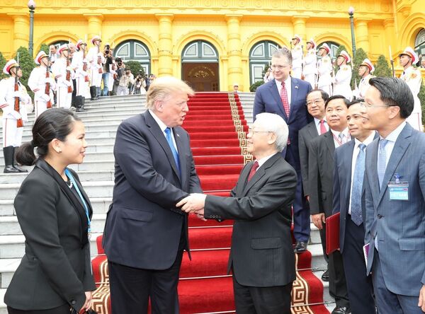 Tổng Bí thư, Chủ tịch nước Nguyễn Phú Trọng tiễn Tổng thống Mỹ Donald Trump. Tổng Bí thư, Chủ tịch nước Nguyễn Phú Trọng tiễn Tổng thống Mỹ Donald Trump. - Sputnik Việt Nam