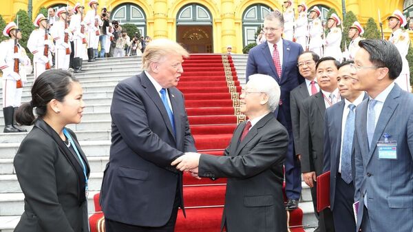 Tổng Bí thư, Chủ tịch nước Nguyễn Phú Trọng tiễn Tổng thống Mỹ Donald Trump. - Sputnik Việt Nam