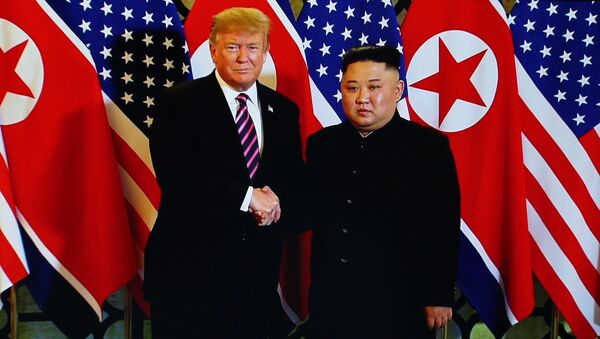 Tổng thống Mỹ Donald Trump và Chủ tịch Triều Tiên Kim Jong-un bắt tay nhau - cái bắt tay lịch sử tại Thủ đô Hà Nội, thành phố vì hòa bình. - Sputnik Việt Nam