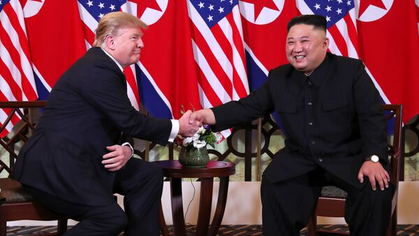 Cú bắt tay lịch sử ở Hà Nội của Tổng thống Mỹ Donald Trump và Chủ tịch Triều Tiên Kim Jong Un - Sputnik Việt Nam