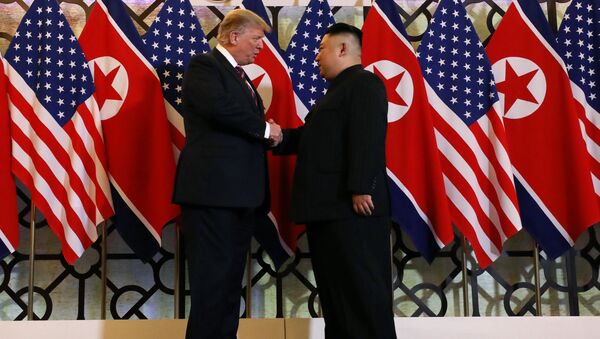 Tổng thống Hoa Kỳ Donald Trump và nhà lãnh đạo Triều Tiên Kim Jong Un bắt tay trước cuộc gặp riêng tại Hội nghị thượng đỉnh Mỹ-Triều lần thứ hai, khách sạn Metropole ở Hà Nội, Việt Nam ngày 27 tháng 2 năm 2019 - Sputnik Việt Nam