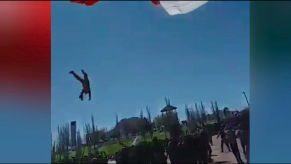 Lễ thượng cờ hoảng loạn khi một người lính bay lên theo lá quốc kỳ - Sputnik Việt Nam