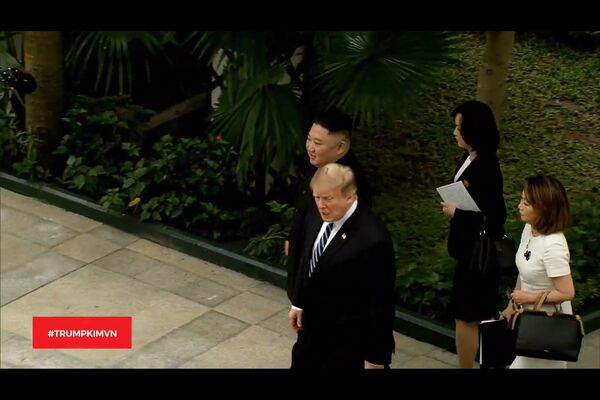 Ông Trump và Kim bước ra vườn đi dạo Ông Trump và Kim bước ra vườn đi dạo - Sputnik Việt Nam