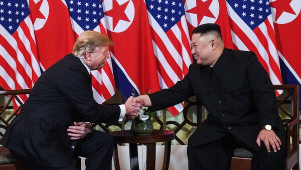 Tổng thống Mỹ Donald Trump và nhà lãnh đạo Triều Tiên Kim Jong Un gặp gỡ, bắt tay chào hỏi ngày làm việc đầu tiên của cuộc gặp thượng đỉnh tại Hà Nội - Sputnik Việt Nam