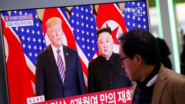 Hình ảnh cuộc gặp của Tổng thống Mỹ Donald Trump và nhà lãnh đạo Triều Tiên Kim Jong Un trên truyền hình ở Seoul, Hàn Quốc - Sputnik Việt Nam