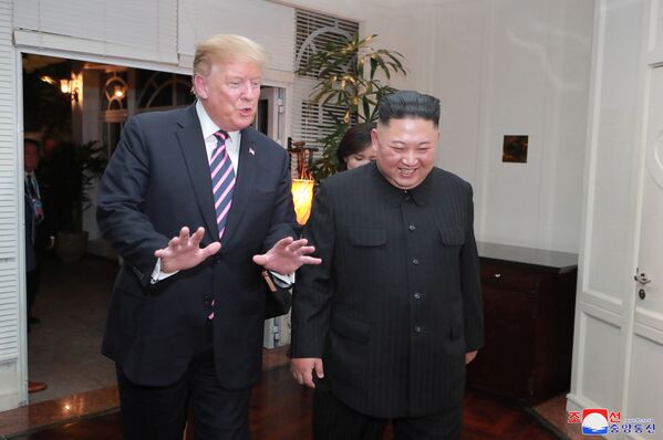 Tổng thống Hoa Kỳ Donald Trump và nhà lãnh đạo Triều Tiên Kim Jong-un tại Hội nghị thượng đỉnh Mỹ- Triều Tiên lần thứ hai tại Hà Nội, Việt Nam - Sputnik Việt Nam