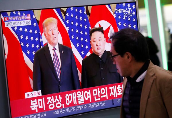 Phát sóng đưa tin cuộc gặp giữa Tổng thống Mỹ Donald Trump và nhà lãnh đạo Triều Tiên Kim Jong-un trên màn hình TV ở Seoul, Hàn Quốc - Sputnik Việt Nam
