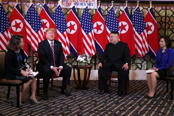 Tổng thống Hoa Kỳ Donald Trump và nhà lãnh đạo Triều Tiên Kim Jong-un tại Hội nghị thượng đỉnh Mỹ- Triều Tiên lần thứ hai tại Hà Nội, Việt Nam Tổng thống Hoa Kỳ Donald Trump và nhà lãnh đạo Triều Tiên Kim Jong-un tại Hội nghị thượng đỉnh Mỹ- Triều Tiên lần thứ hai tại Hà Nội, Việt Nam - Sputnik Việt Nam