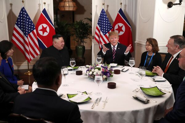 Tổng thống Mỹ Donald Trump và Nhà lãnh đạo Triều Tiên Kim Jong-un trong bữa trưa, Hà Nội, Việt Nam - Sputnik Việt Nam