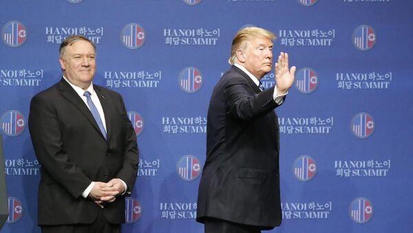 Tổng thống Mỹ Donald Trump kết thúc cuộc họp báo lúc 14 giờ 50 phút để rời khách sạn ra sân bay. - Sputnik Việt Nam