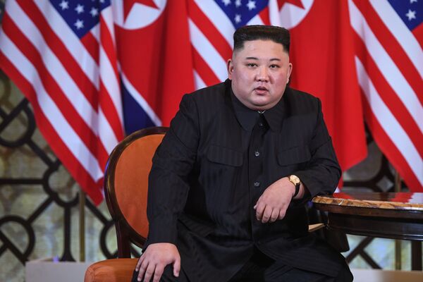 Nhà lãnh đạo CHDCND Triều Tiên Kim Jong-un trong cuộc gặp với Tổng thống Mỹ Donald Trump tại Hà Nội - Sputnik Việt Nam