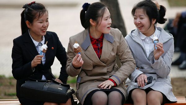 Ba cô gái ăn kem ở Bình Nhưỡng, Triều Tiên - Sputnik Việt Nam