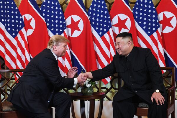 Nhà lãnh đạo Triều Tiên Kim Jong-un và Tổng thống Mỹ Donald Trump trong hội nghị thượng đỉnh Mỹ-Triều Tiên lần thứ hai tại Hà Nội, Việt Nam - Sputnik Việt Nam