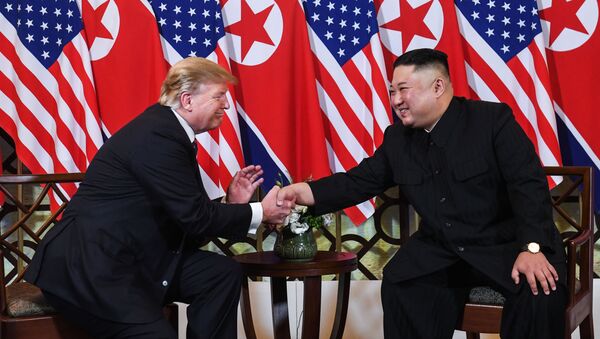 Nhà lãnh đạo Triều Tiên Kim Jong-un và Tổng thống Mỹ Donald Trump trong hội nghị thượng đỉnh Mỹ-Triều Tiên lần thứ hai tại Hà Nội, Việt Nam - Sputnik Việt Nam