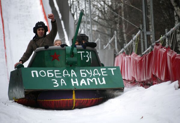 Những người tham gia sự kiện đến lễ hội xe trượt tuyết lạ kỳ mang tên Trận chiến xe trượt tuyết ở Matxcơva - Sputnik Việt Nam