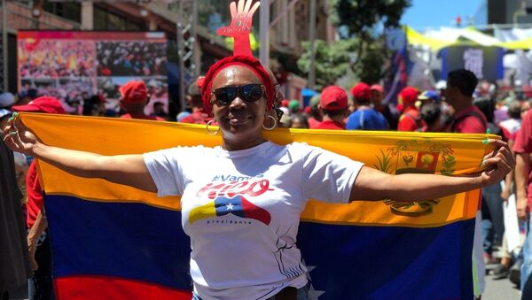 Một phụ nữ tham gia cuộc biểu tình ủng hộ Tổng thống Venezuela Nicolas Maduro ở Caracas - Sputnik Việt Nam