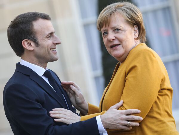 Tổng thống Pháp Emmanuel Macron và Thủ tướng Đức Angela Merkel chào nhau trước khi bắt đầu cuộc họp làm việc tại Paris - Sputnik Việt Nam