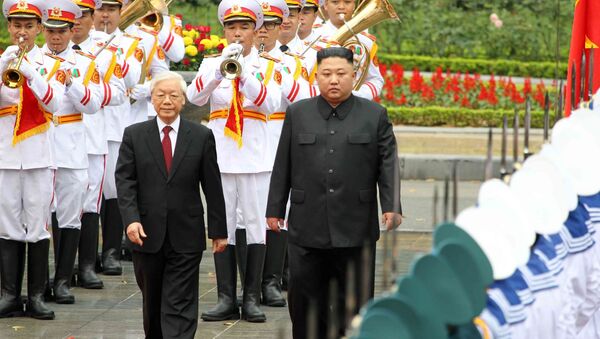 Tổng Bí thư, Chủ tịch nước Nguyễn Phú Trọng và Chủ tịch Triều Tiên Kim Jong-un duyệt Đội danh dự Quân đội nhân dân Việt Nam - Sputnik Việt Nam