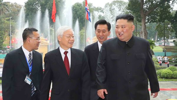Tổng Bí thư, Chủ tịch nước Nguyễn Phú Trọng và Chủ tịch Triều Tiên Kim Jong-un tại lễ đón - Sputnik Việt Nam