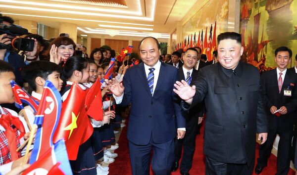 Thủ tướng Nguyễn Xuân Phúc và Chủ tịch Triều Tiên Kim Jong-un vẫy chào đáp lại các thiếu nhi Hà Nội chào mừng đoàn đại biểu Triều Tiên thăm Việt Nam - Sputnik Việt Nam