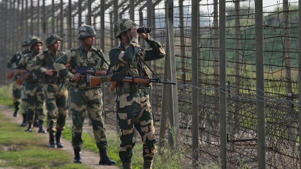 Bộ đội biên phòng Ấn Độ ở biên giới với Pakistan tại khu vực Ranbir Singh Pora - Sputnik Việt Nam