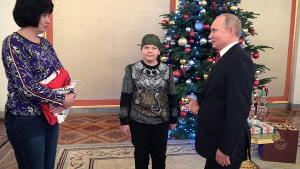 Tổng thống Vladimir Putin và thành viên tham gia dự án Hãy mơ ước cùng tôi Kolya Kuznetsov, người có ước nguyện được bắt tay Nguyên thủ quốc gia Nga, trong cuộc gặp gỡ / - Sputnik Việt Nam