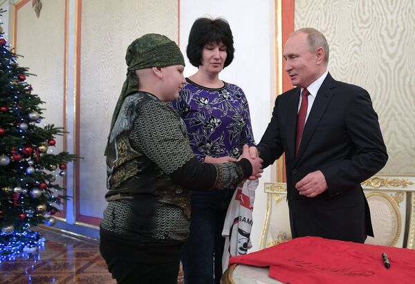 Tổng thống Vladimir Putin và thành viên tham gia dự án Hãy mơ ước cùng tôi Kolya Kuznetsov, người có ước nguyện được bắt tay Nguyên thủ quốc gia Nga, trong cuộc gặp gỡ Tổng thống Vladimir Putin và thành viên tham gia dự án Hãy mơ ước cùng tôi Kolya Kuznetsov, người có ước nguyện được bắt tay Nguyên thủ quốc gia Nga, trong cuộc gặp gỡ - Sputnik Việt Nam