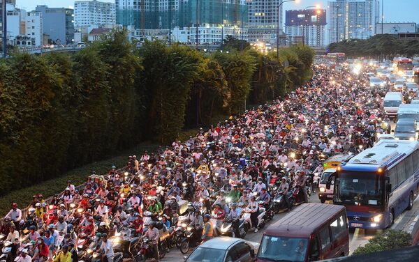 Cảnh xe máy đông nghẹt, tắc đường ở Sài Gòn Cảnh xe máy đông nghẹt, tắc đường ở Sài Gòn - Sputnik Việt Nam