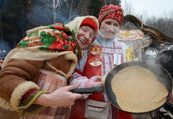 Du khách rán bánh xèo tại kỳ lễ Bakshevskaya Maslenitsa ở ngoại ô Moskva - Sputnik Việt Nam