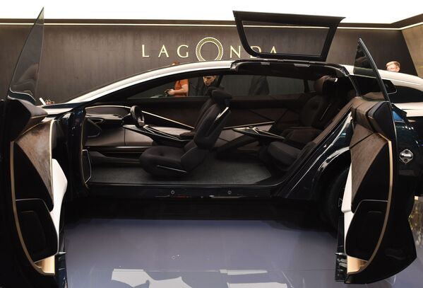 Mẫu xe crossover chạy điện Lagonda All-Terrain trong gian hàng công ty Aston Martin tại Triển lãm ô tô quốc tế Geneva 2019 - Sputnik Việt Nam
