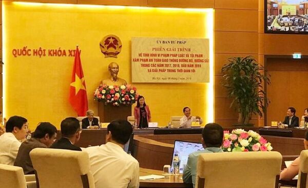 Chủ nhiệm UB Tư pháp Lê Thị Nga phát biểu khai mạc phiên giải trình Chủ nhiệm UB Tư pháp Lê Thị Nga phát biểu khai mạc phiên giải trình - Sputnik Việt Nam