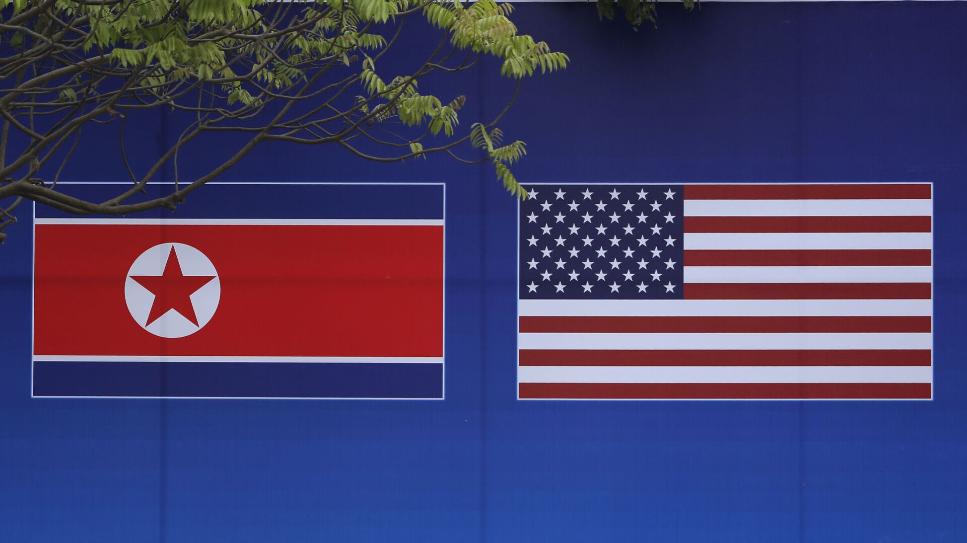 Cư dân Hà Nội tạo dáng trước hình ảnh lá cờ Bắc Triều Tiên và Mỹ trong những ngày diễn ra hội nghị thượng đỉnh Bắc Triều Tiên-Mỹ tại Hà Nội - Sputnik Việt Nam, 1920, 11.02.2022