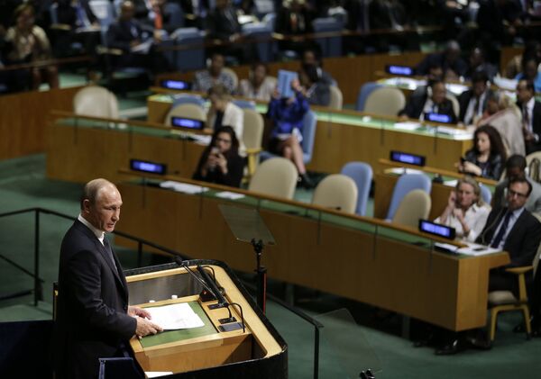 Tổng thống Nga Vladimir Putin phát biểu tại phiên họp toàn thể Đại hội đồng Liên Hợp Quốc lần thứ 70 ở New York - Sputnik Việt Nam