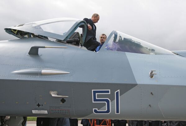 Ông Vladimir Putin trong cuộc thử nghiệm máy bay chiến đấu thế hệ thứ năm T-50 hồi năm 2010 - Sputnik Việt Nam