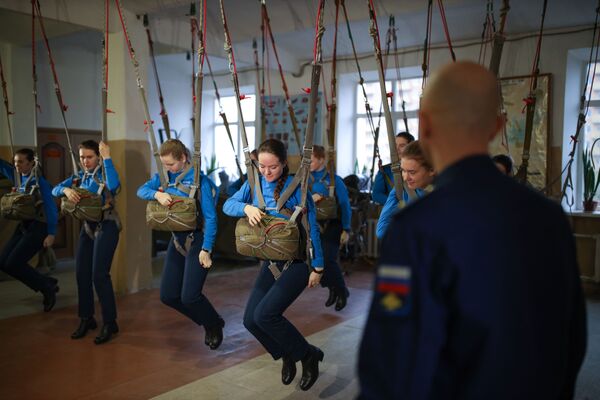 Nhóm nữ học viên trong các lớp huấn luyện bay tại Trường không quân cao cấp đào tạo phi công Krasnodar mang tên Anh hùng Liên Xô A.K. Serov - Sputnik Việt Nam