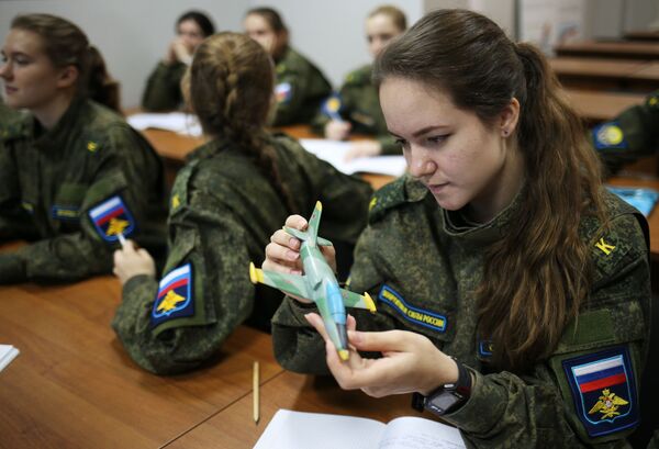 Nữ học viên-phi công trong giờ huấn luyện tại Trường không quân cao cấp đào tạo phi công Krasnodar - Sputnik Việt Nam