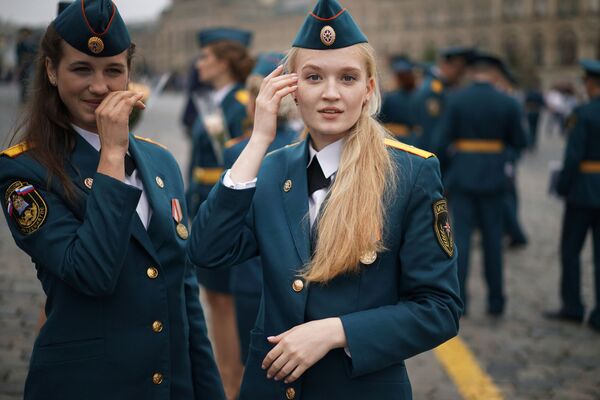 Nữ học viên tốt nghiệp học viện Bộ các tình trạng khẩn cấp Nga trên Quảng trường Đỏ ở Moskva - Sputnik Việt Nam