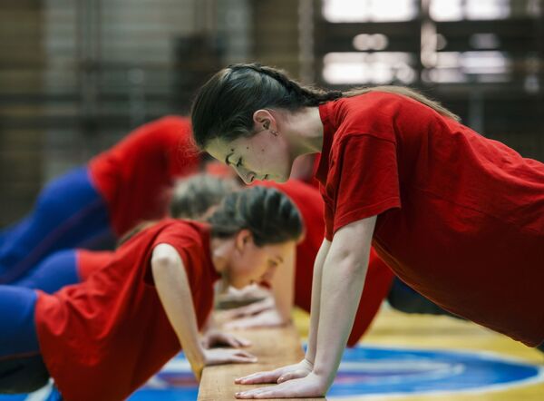 Nữ học viên trong lớp rèn luyện thể chất tại Học viện Không quân mang tên A.F. Mozhaisky ở St. Petersburg - Sputnik Việt Nam