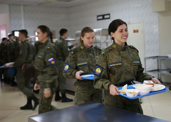 Nữ học viên- phi công trong phòng ăn Trường không quân cao cấp đào tạo phi công Krasnodar - Sputnik Việt Nam
