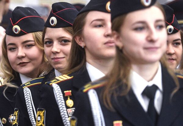 Nhóm học viên nữ đoàn thiếu sinh quân trường cảnh sát trong buổi lễ trao bằng tốt nghiệp trước thềm ngày lễ Người bảo vệ Tổ quốc ở Moskva - Sputnik Việt Nam
