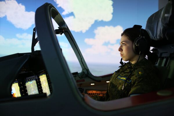 Nữ học viên trong giờ học tại tổ hợp huấn luyện bay Trường không quân cao cấp đào tạo phi công Krasnodar - Sputnik Việt Nam