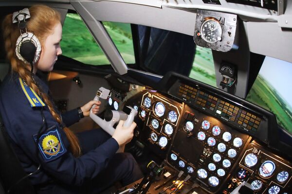Phi công- học viên nữ trong giờ học tại tổ hợp huấn luyện máy bay L-410 mới tại  Trường không quân cao cấp đào tạo phi công Krasnodar - Sputnik Việt Nam